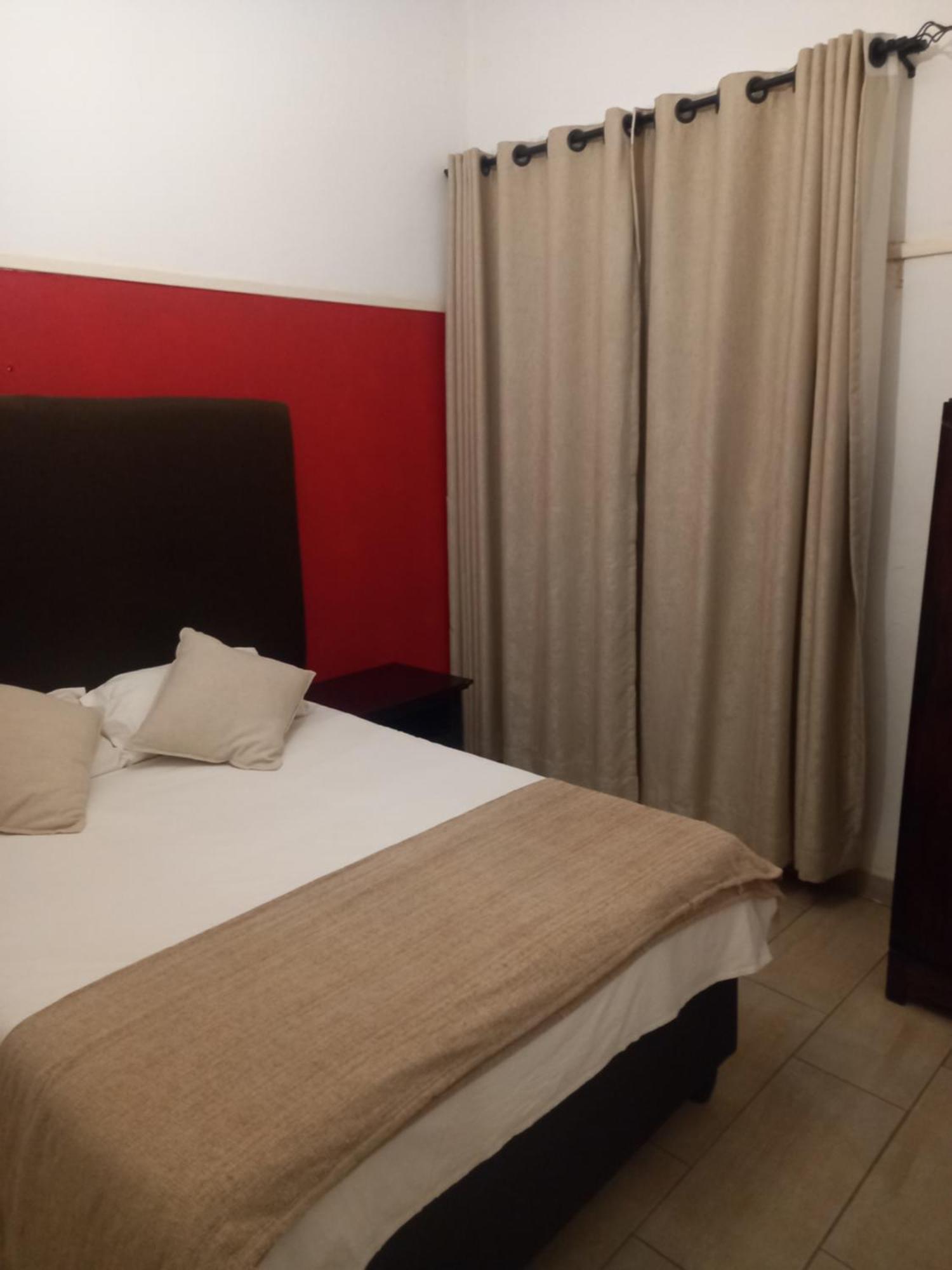Choice Backpackers Lodge Булавайо Екстер'єр фото
