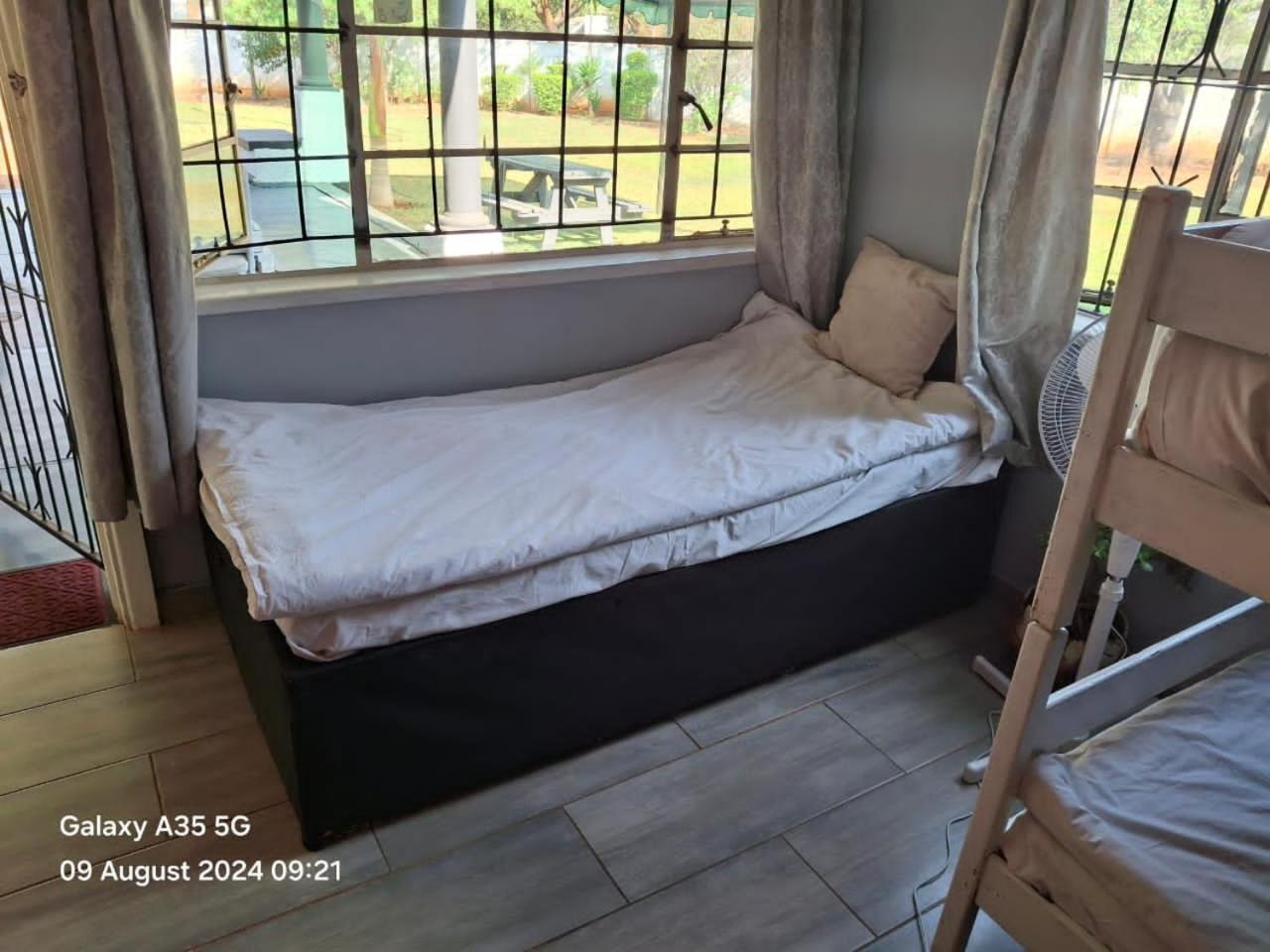Choice Backpackers Lodge Булавайо Екстер'єр фото